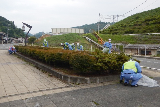 県道180号線沿い 公共花壇の清掃