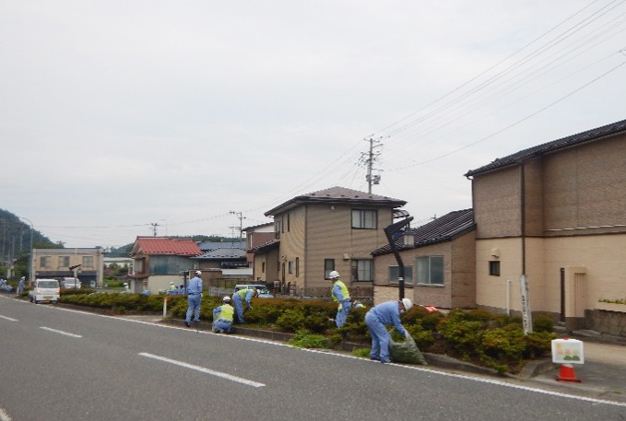県道180号線沿い 公共花壇の清掃