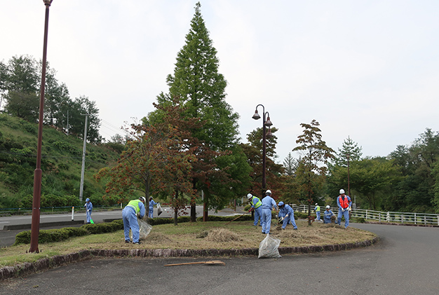 県道180号線隣接 公共駐車場の清掃