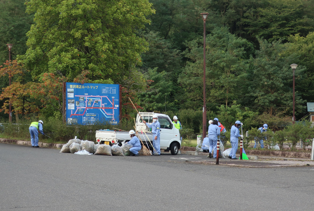 県道180号線隣接 公共駐車場の清掃