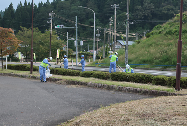 県道180号線隣接 公共駐車場の清掃