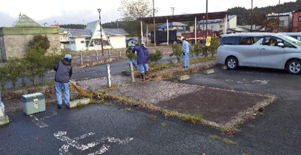 公共駐車場の清掃を行いました