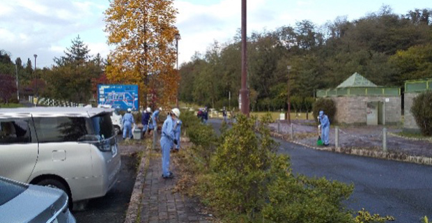 公共駐車場の清掃を行いました