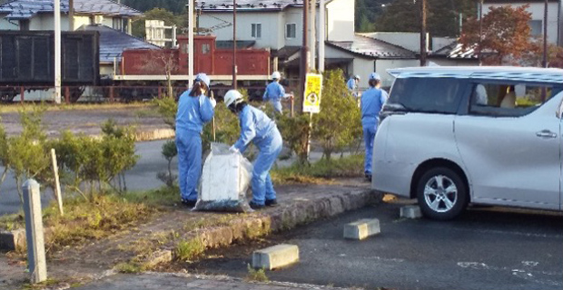 公共駐車場の清掃を行いました