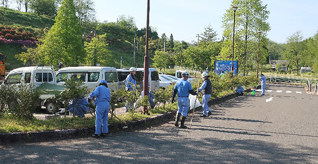 公共駐車場の清掃を行いました