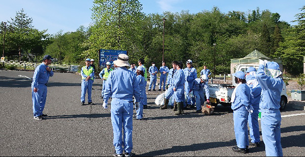 公共駐車場の清掃を行いました